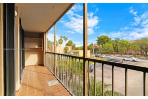 8625 NW 8th St APT 220, Miami, FL 33126, Sold 01/12/24