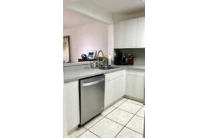 10253 NW 9th St Cir Apt 204-6, Miami, FL 33172, Sold 12/06/24