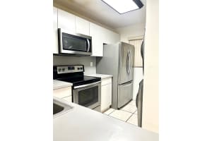 10253 NW 9th St Cir Apt 204-6, Miami, FL 33172, Sold 12/06/24