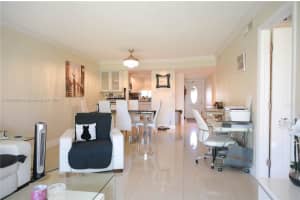 9200 N Hollybrook Lake Dr APT 102, Pembroke Pines, FL 33025, Sold 06/01/24