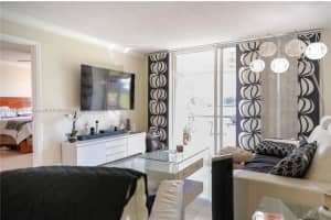 9200 N Hollybrook Lake Dr APT 102, Pembroke Pines, FL 33025, Sold 06/01/24