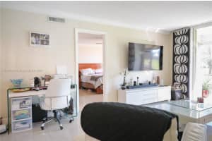 9200 N Hollybrook Lake Dr APT 102, Pembroke Pines, FL 33025, Sold 06/01/24