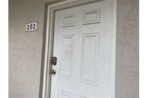8425 NW 8th St APT 202, Miami, FL 33126, Sold 04/26/24