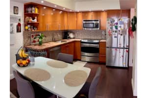 18051 Biscayne Blvd 903, Aventura