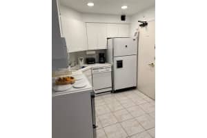 5225 Collins Ave APT 917, Miami Beach, FL 33140, Sold 04/11/24