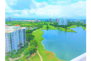 20185 E Country Club Dr 2505, Aventura