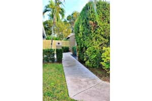 302 E Riverbend Dr, Sunrise, FL 33326, Sold 03/04/24