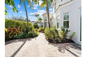 827 Spinnaker Dr E, Hollywood, FL 33019, Sold 04/04/24
