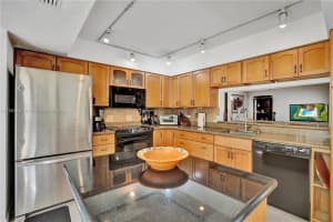 337 Ives Dairy Rd #337-04, Miami, FL 33179, Sold 07/05/24