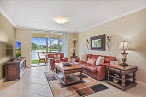 9500 N Hollybrook Lake Dr APT 102, Pembroke Pines, FL 33025, Sold 05/31/24