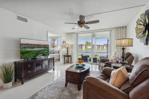 9423 S Hollybrook Lake Dr APT 110, Pembroke Pines, FL 33025, Sold 04/23/24
