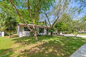 14350 Lake Crescent Pl, Miami Lakes, FL 33014, Sold 10/07/24