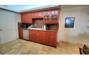 1800 NE 114th St APT 1811, Miami, FL 33181, Sold 08/05/24