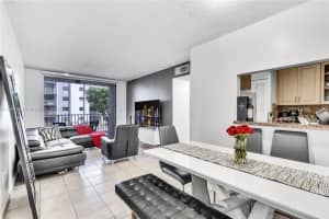 8185 NW 7th St apartamento 210, Miami, FL 33126, Sold 08/07/24