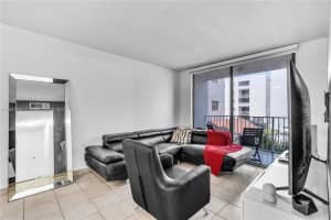 8185 NW 7th St apartamento 210, Miami, FL 33126, Sold 08/07/24