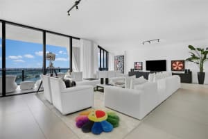 1000 Biscayne Blvd 3802, Miami