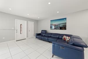 6512 Kendale Lakes Dr APT 902, Miami, FL 33183, Sold 10/21/24
