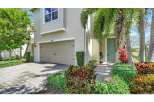 4729 Greenway Dr, Hollywood, FL 33021, Sold 10/18/24