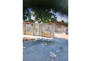 827 E 27th St, Hialeah