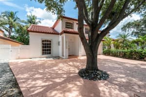 8229 NW 199th St, Hialeah, FL 33015, Sold 08/12/24