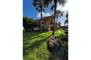 150 Lakeview Dr 201, Weston