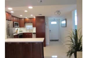 9320 S Hollybrook Lake Dr, Pembroke Pines, FL 33025, Sold 09/04/24