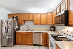 213 Lakeview Dr APT 103, Weston, FL 33326, Sold 10/29/24