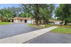 18825 Oakland Hills Dr, Hialeah, FL 33015, Sold 10/03/24