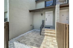10020 NW 9th St Cir APT 203, Miami, FL 33172, Sold 10/07/24