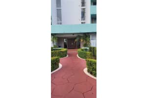 1825 W 44th Pl APT 207, Hialeah, FL 33012, Sold 11/27/24