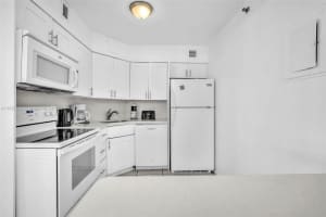 5225 Collins Ave, Miami, FL 33140, Sold 05/16/25