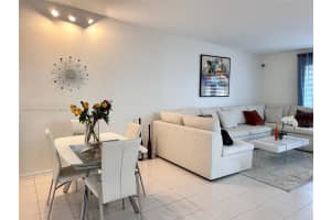 19260 NW 65th Ct, Hialeah, FL 33015, Sold 12/05/24