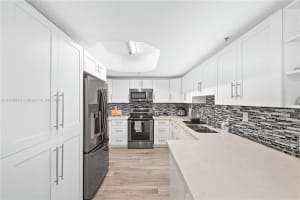 17425 NW 75th Pl APT 107, Hialeah, FL 33015, Sold 11/27/24