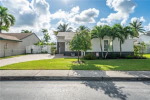 600 Mulberry Ln, Davie, FL 33325, Sold 12/09/24