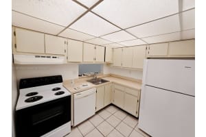 8625 NW 8th St APT 316, Miami, FL 33126, Sold 12/13/24