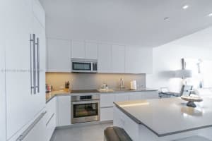 68 SE 6th St Apt 3205, Miami, FL 33131, Sold 12/20/24