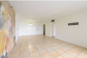 8411 NW 8th St APT 405, Miami, FL 33126, Sold 01/30/25