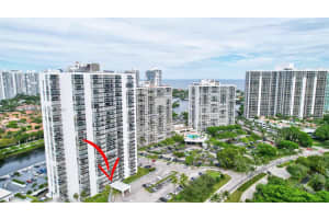 3675 N Country Club Dr 206, Aventura