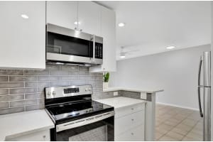 3040 NE 16th Ave # 104, Oakland Park, FL 33334, Sold 12/27/24