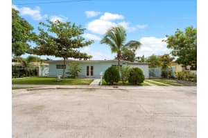2560 NE 215th St, Miami, FL 33180, - MLS#A11683661