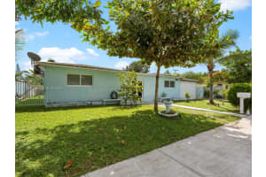 2560 NE 215th St, Miami, FL 33180, - MLS#A11683661