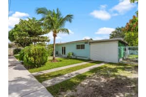 2560 NE 215th St, Miami, FL 33180, - MLS#A11683661
