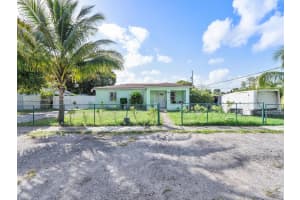 710 E 39th St, Hialeah