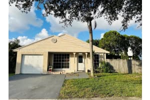 8615 Sw 15th St, Pembroke Pines