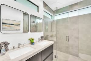 520 Nw 41st St, Miami
