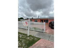 1250 W 61st Pl, Hialeah