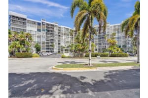 800 Parkview Dr APT 131, Hallandale Beach, FL 33009, - MLS#A11690435