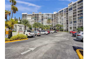 800 Parkview Dr APT 131, Hallandale Beach, FL 33009, - MLS#A11690435