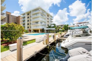120 Golden Isles Dr 22b, Hallandale Beach