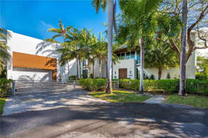 400 Tamarind Dr, Hallandale Beach